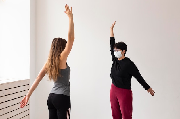 Mujeres entrenando juntas después del coronavirus