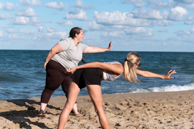 Mujeres entrenando juntas en la orilla