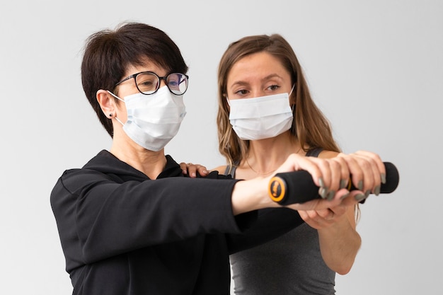 Mujeres entrenando con máscaras médicas