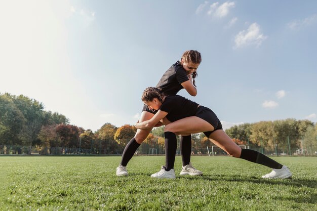 Mujeres entrenando para un partido de rugby