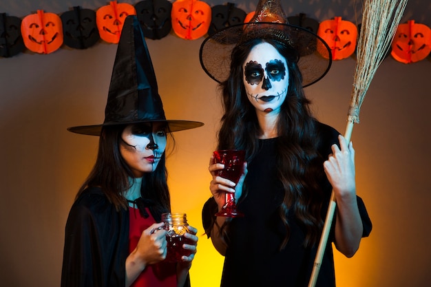 Mujeres escalofriantes vestidas como brujas