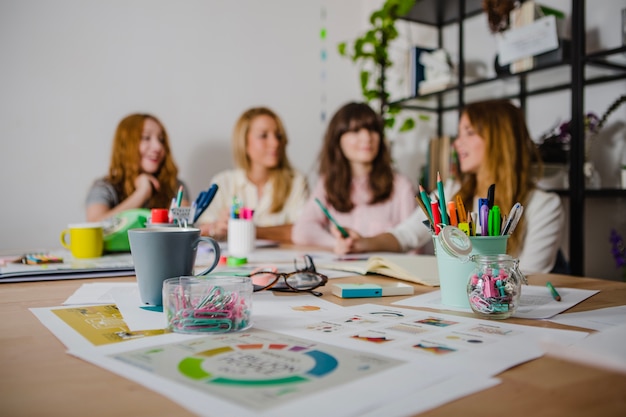 Mujeres, escritorio, suministros