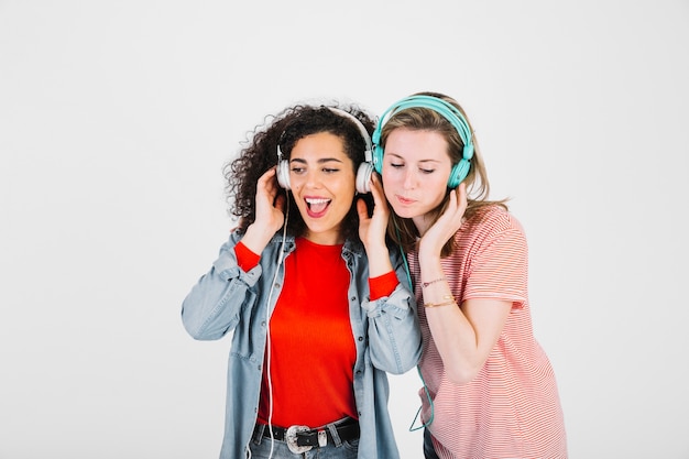 Mujeres escuchando música juntas