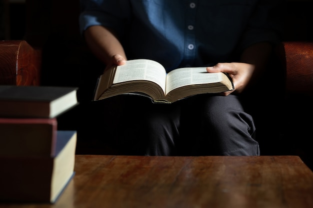 Las mujeres están sentadas leyendo la Santa Biblia