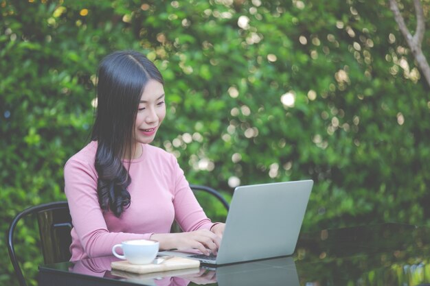 Las mujeres están vendiendo productos a través de las redes sociales.