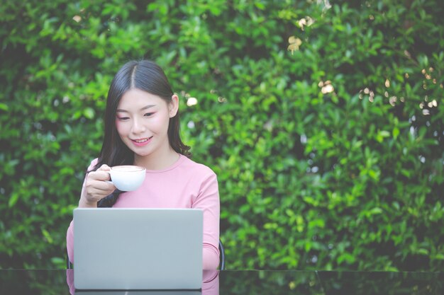 Las mujeres están vendiendo productos a través de las redes sociales.