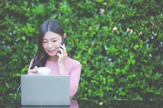 Las mujeres están vendiendo productos a través de las redes sociales.