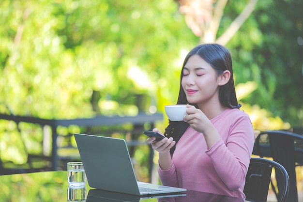 Las mujeres están vendiendo productos a través de las redes sociales.