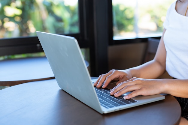 Las mujeres están vendiendo productos a través de las redes sociales.