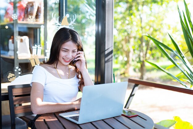 Las mujeres están vendiendo productos a través de las redes sociales.