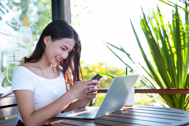 Las mujeres están vendiendo productos a través de las redes sociales.