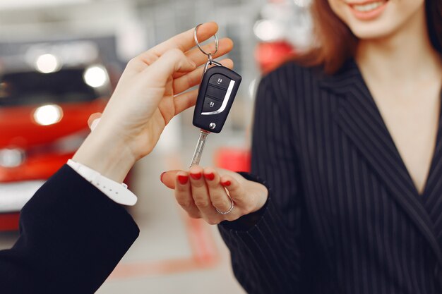 Mujeres con estilo y elegantes en un salón de autos