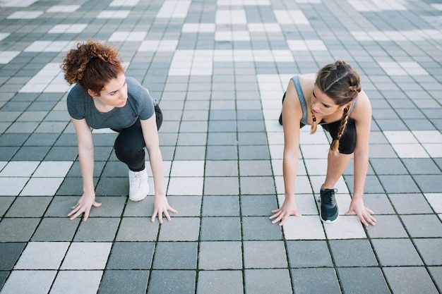 Mujeres estirando las piernas en la calle