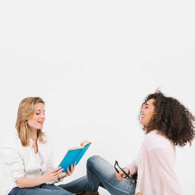 Mujeres estudiando juntas