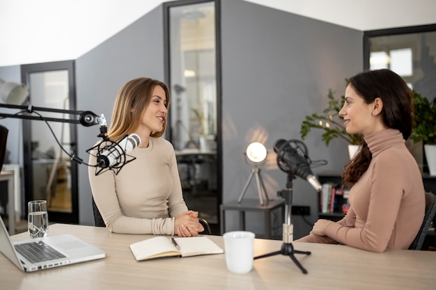 Mujeres en el estudio durante un programa de radio.