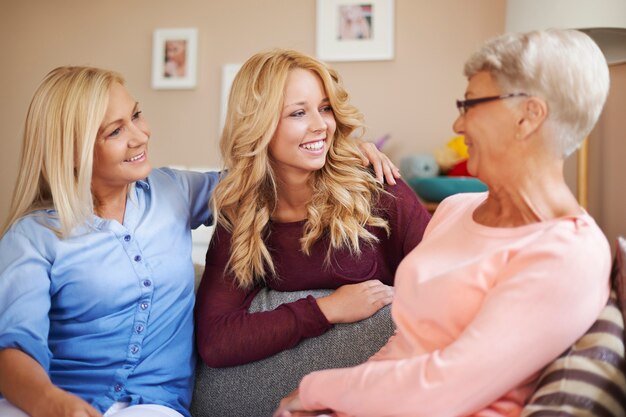 Mujeres de familia felices hablando juntos en casa