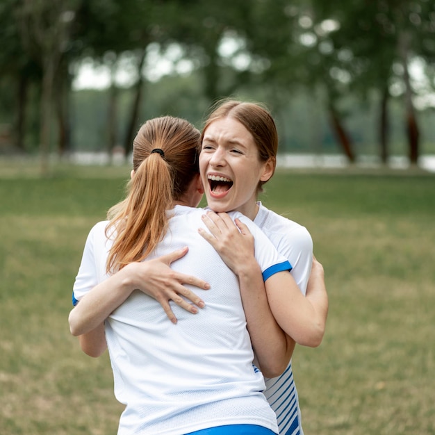 Mujeres felices abrazándose al aire libre