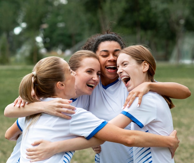 Mujeres felices abrazándose al aire libre