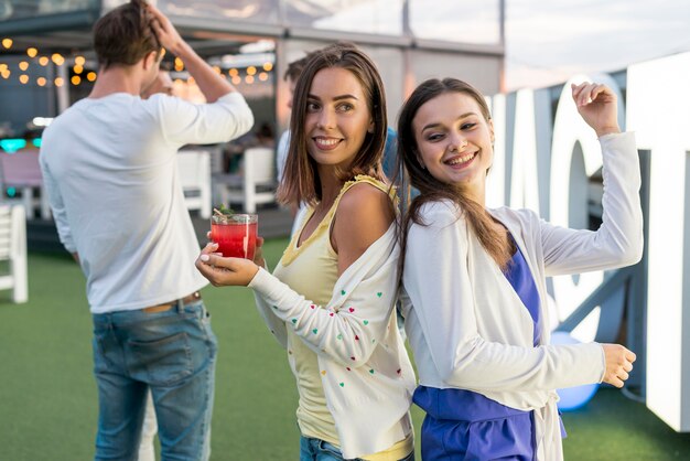 Mujeres felices bailando en una fiesta