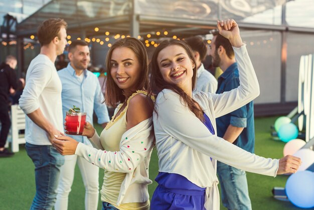 Mujeres felices bailando en una fiesta