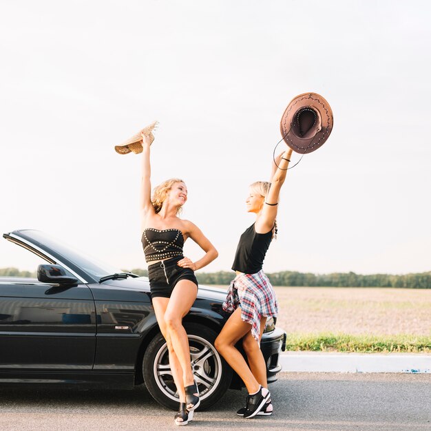 Mujeres felices cerca del coche