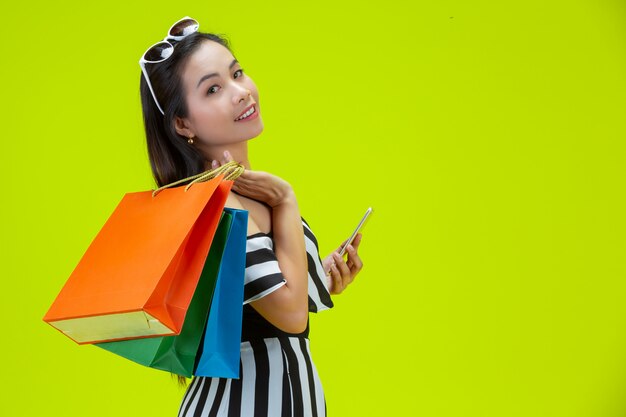 Mujeres felices comprando en línea con un teléfono inteligente