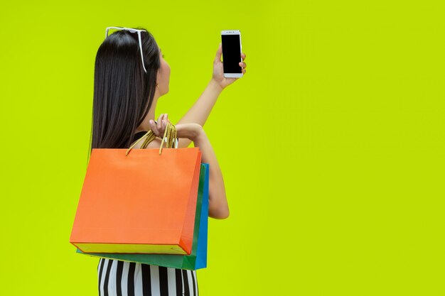 Mujeres felices comprando en línea con un teléfono inteligente