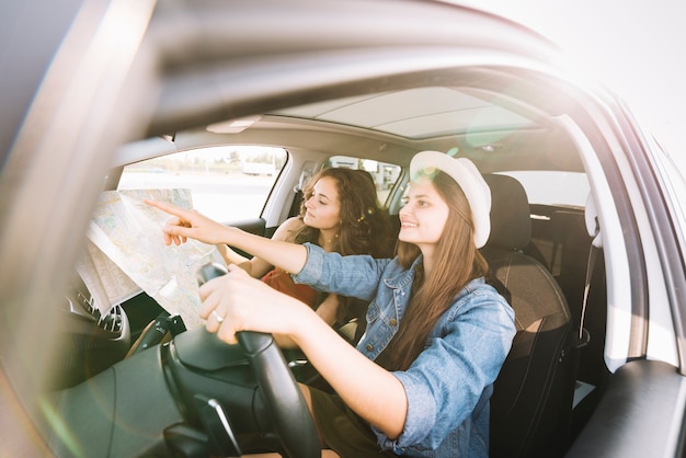Mujeres felices conduciendo el coche