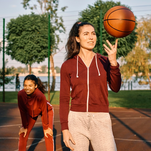 Mujeres felices después de un partido de baloncesto.