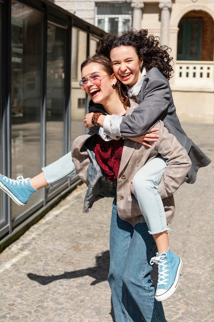 Mujeres felices divirtiéndose tiro medio