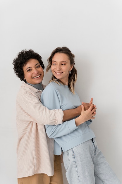 Foto gratuita mujeres felices enamoradas de tiro medio