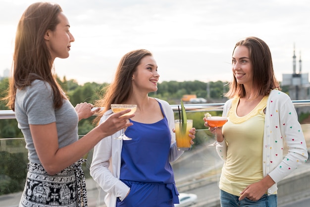 Mujeres felices en una fiesta en la terraza