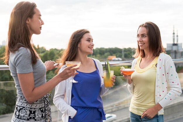 Mujeres felices en una fiesta en la terraza