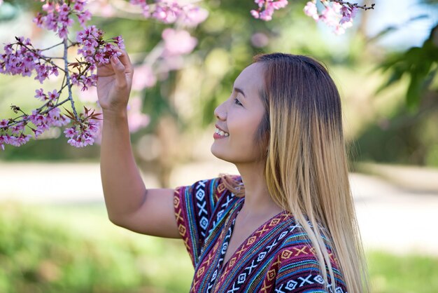 Mujeres felices en el fondo de la naturaleza