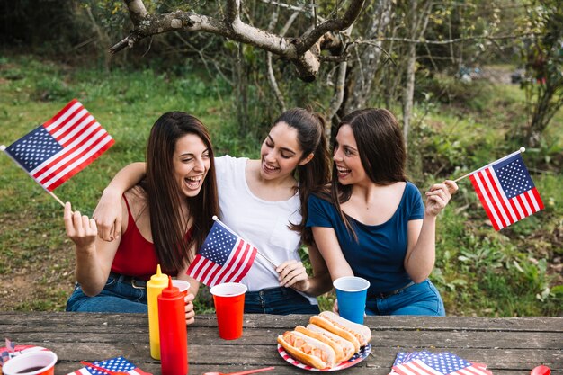 Mujeres felices haciendo picnic