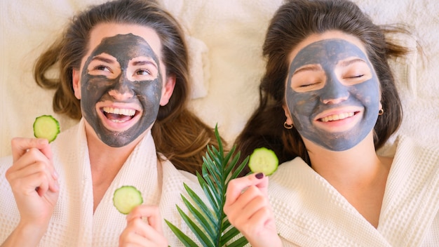 Mujeres felices con mascarillas en casa