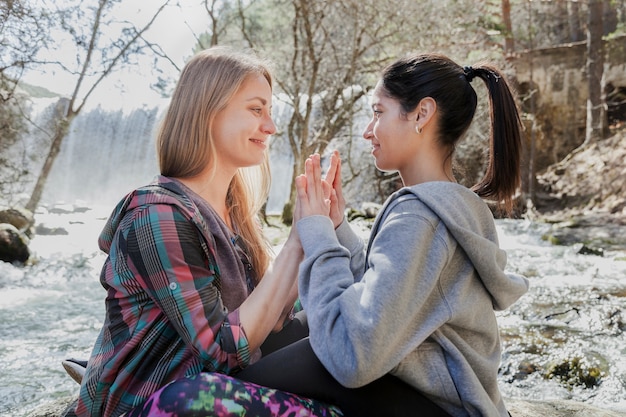 Foto gratuita mujeres felices mirándose la una a la otra