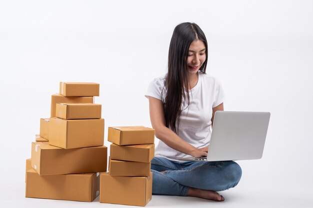 Mujeres felices pidiendo productos a los clientes, dueños de negocios que trabajan en casa en un fondo blanco