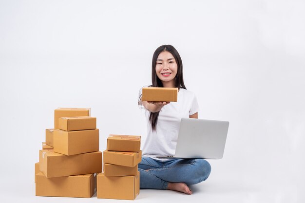 Mujeres felices pidiendo productos a los clientes, dueños de negocios que trabajan en casa en un fondo blanco