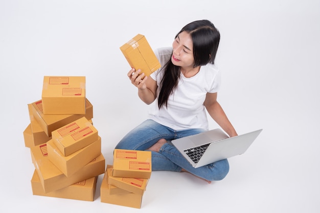 Mujeres felices pidiendo productos a los clientes, dueños de negocios que trabajan en casa en un fondo blanco