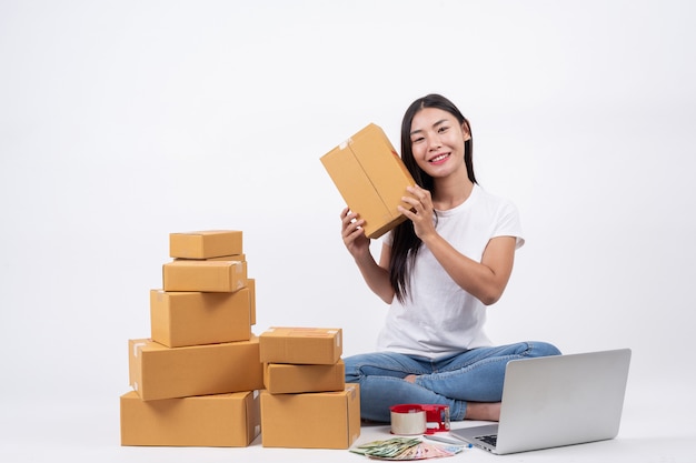 Mujeres felices pidiendo productos a los clientes, dueños de negocios que trabajan en casa en un fondo blanco