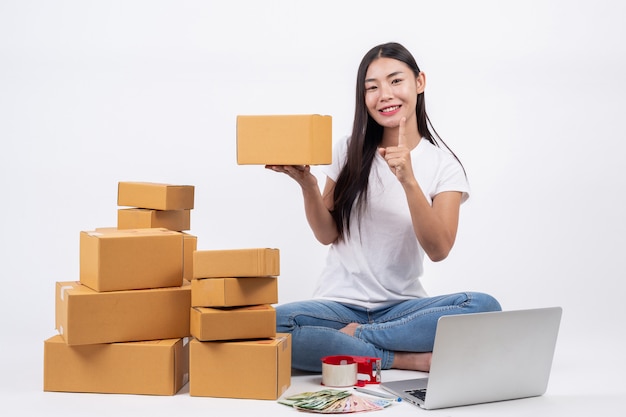 Mujeres felices pidiendo productos a los clientes, dueños de negocios que trabajan en casa en un fondo blanco