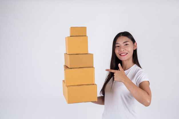 Mujeres felices pidiendo productos a los clientes, dueños de negocios que trabajan en casa en un fondo blanco