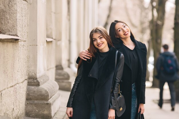 Mujeres felices posando en la calle