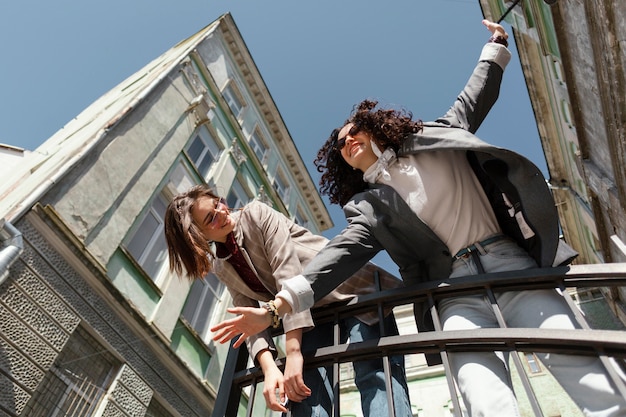 Foto gratuita mujeres felices posando juntos tiro medio