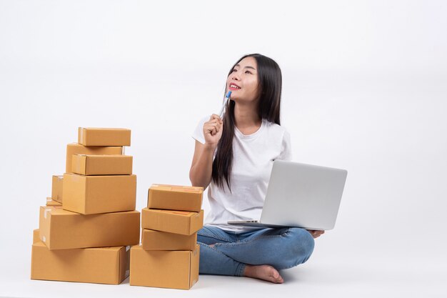 Mujeres felices que están pensando en los operadores de negocios de compras en línea White Blackground Independientes