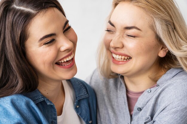 Mujeres felices sonriendo y abrazándose