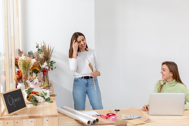 Mujeres felices en su florería