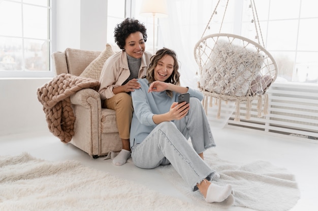 Mujeres felices de tiro completo en casa