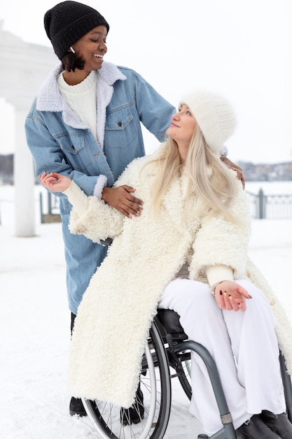 Mujeres felices de tiro completo divirtiéndose temporada de invierno